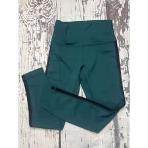 Lululemon - HR 7/8 Length Legging with mesh panel stripe - Size 6